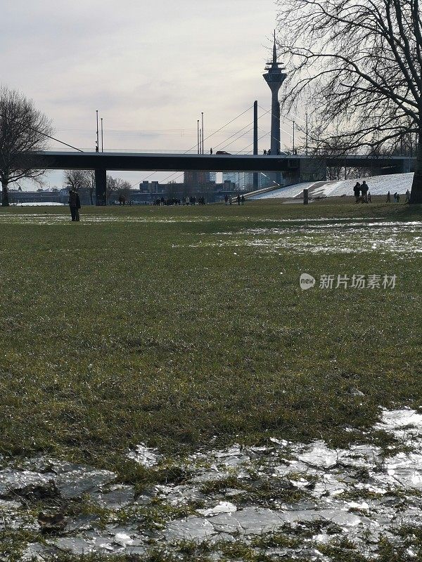 在Düsseldorf的Oberkasseler Rheinwiesen的冬日里，有冰雪